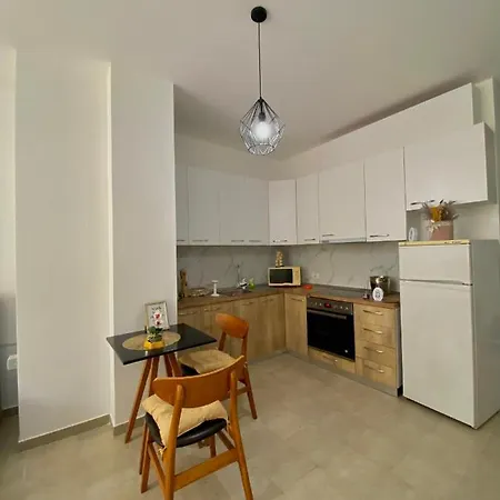 Studio Apartment *